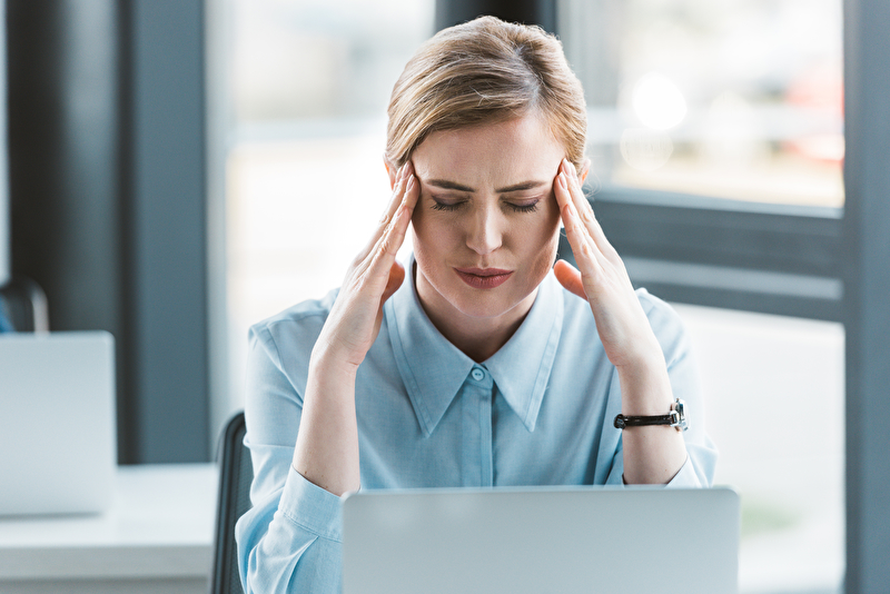 Kopfschmerzen im Büro – wie werde ich sie los?